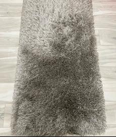 Tappeto pelo lungo grigio argento