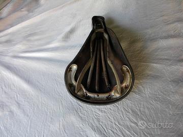 Sella d epoca per bici in cuoio con borchie