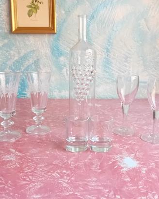 bottiglia con 6 bicchieri da liquore vintage 