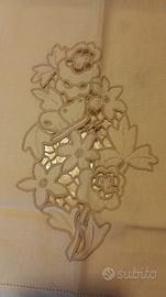 Tenda ricamata a mano bianca soggetti floreali