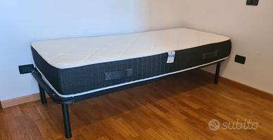 2 letti singoli con reti a doghe e materassi