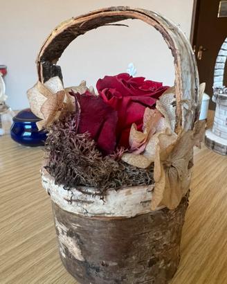 Decorazione floreale centrotavola in legno e rosa