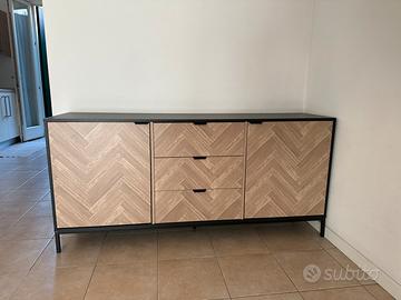 Credenza nera e parquet