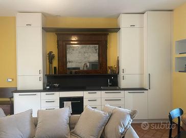Cucina laccata, elettrodomestici di pregio, NO IKE