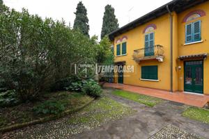 VILLA IN TRIFAMILIARE CON AMPIO GIARDINO IN CENTRO