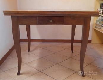 Tavolo in legno massiccio