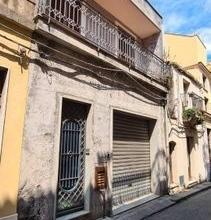 Casa singola al centro di giarre con garage