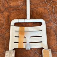 Seggiolina per doccia pieghevole con tergivetro
