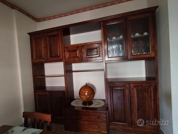 Parete attrezzata tavolo e sedie in legno massello