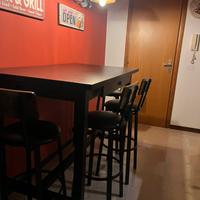 Tavolo da bar con sgabelli