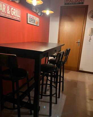 Tavolo da bar con sgabelli