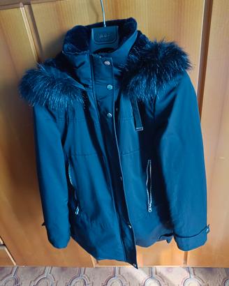 Giubbotto colore nero di Zara