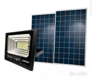 Faro solare 2000W IP67 a led con 2 pannelli solari