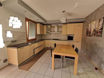 Cucina componibile completa di elettrodomestici