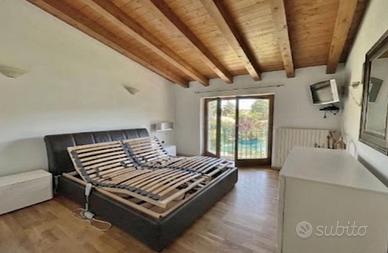 Letto in pelle nera con doghe elettriche