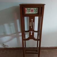 colonna in legno decorata