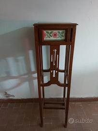 colonna in legno decorata