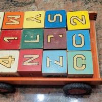 Carrello con dadi in legno giocattolo vintage