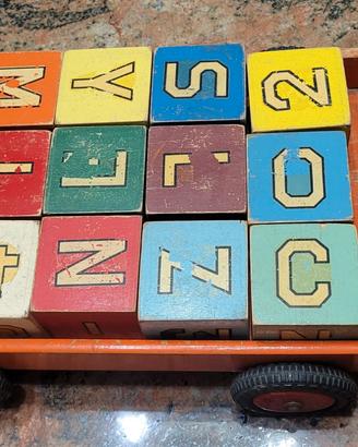 Carrello con dadi in legno giocattolo vintage