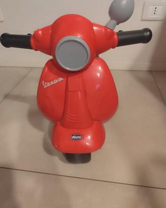 Vespa Chicco rossa cavalcabile con suoni – funzion