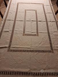 Tovaglia ricamata a mano in puro lino