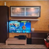 Parete soggiorno e accessori arredo 