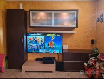 Parete soggiorno e accessori arredo 