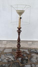 Lampadario a terra in legno