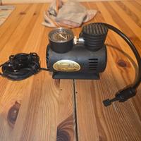 pompa per gonfiaggio gomme ben tenuto. funzionante