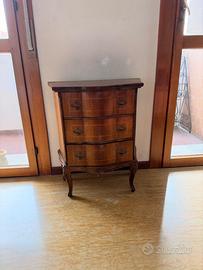 Titolo: Comodino antico in legno con 3 cassetti