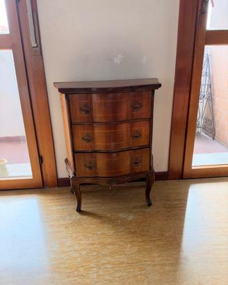 Titolo: Comodino antico in legno con 3 cassetti
