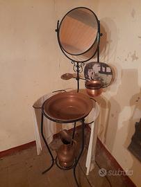 Lavabo in ferro battuto con accessori in rame