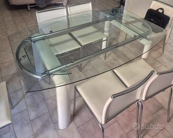 Tavolo in cristallo con sedie in pelle