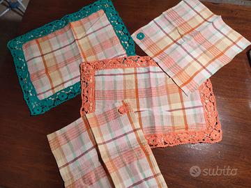 Set di tovagliette con bordo all'uncinetto