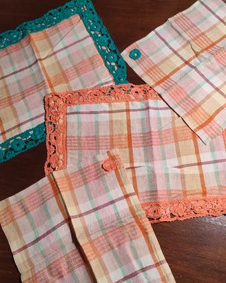 Set di tovagliette con bordo all'uncinetto