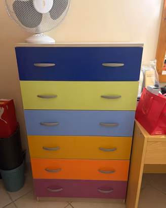 cassettiera con cassetti colorati 