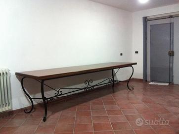 Tavolo in legno e ferro battuto