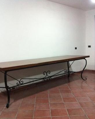 Tavolo in legno e ferro battuto