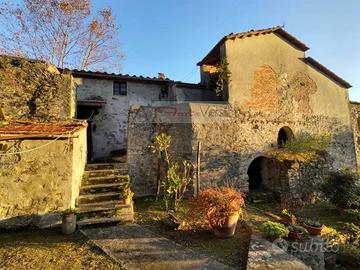 Rustico / Casale di 350 m² con più di 5 locali e b