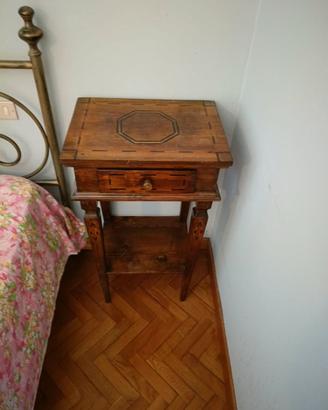 Comodini antichi in legno massello