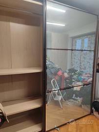 Armadio co ante scorrevoli a specchio