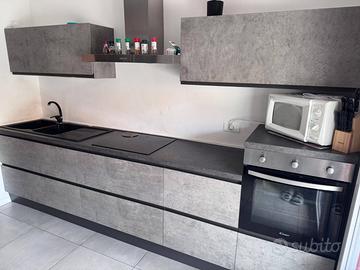 Cucina con elettrodomestici