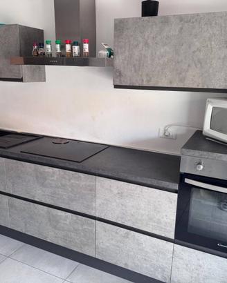 Cucina con elettrodomestici