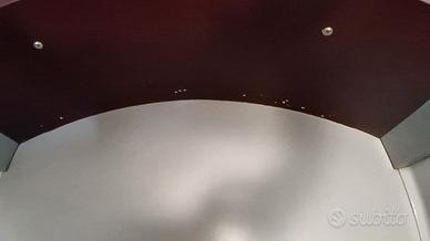 mobile da bagno rosso e mensole - specchio