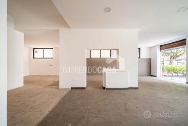 Negozio 109 mq con 2 vetrine in piazza Leoni