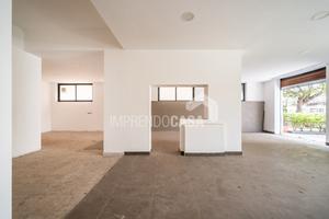 Negozio 109 mq con 2 vetrine in piazza Leoni