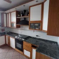 Cucina angolare con top in marmo