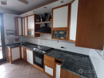 Cucina angolare con top in marmo