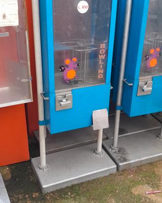 distributore caramelle palline con sorpresa