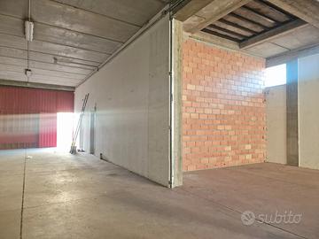 Ampio locale uso magazzino